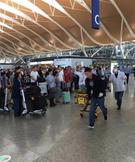 上海浦东机场发生爆炸3人受伤 大面积航班延误