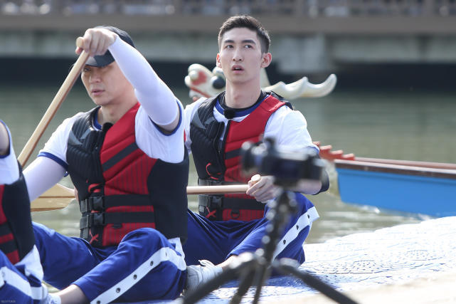 武大靖惠若琪跑男变身综艺咖 趣味龙舟比赛搞