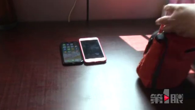 公交车上落下背包 内装大量现金