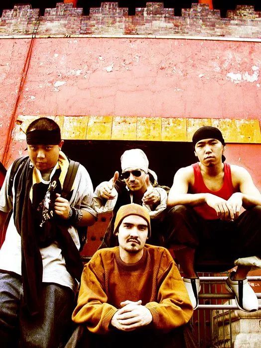 老郑除了是位说唱歌手,也是位演员,2003年踏入影视圈,与郭达,蔡明演过