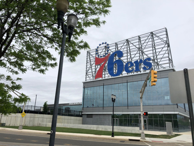 直击-76人备战放下包袱 恩比德为何又反驳主帅