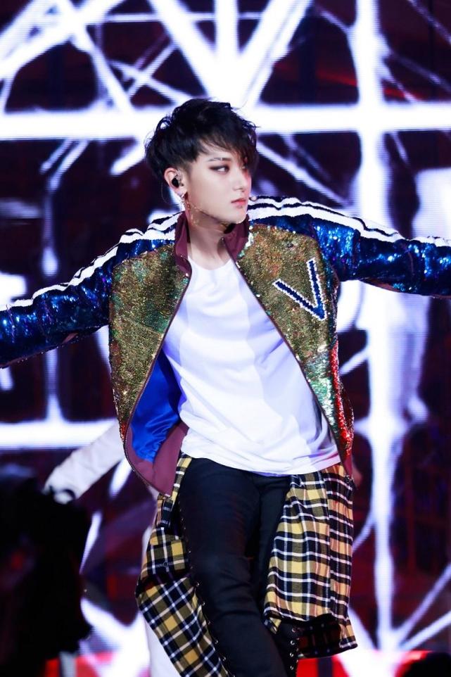 一线|黄子韬福州震撼开唱 西泡泡战队蓝色口红