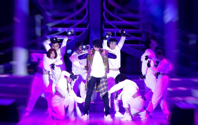 一线|黄子韬福州震撼开唱 西泡泡战队蓝色口红