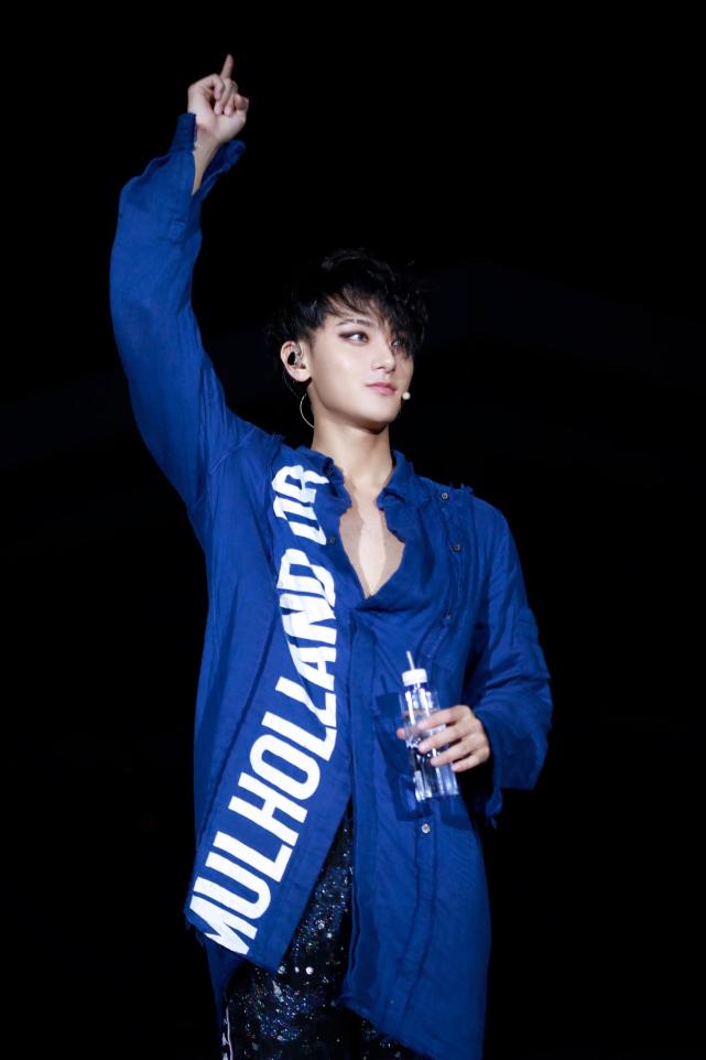 一线|黄子韬福州震撼开唱 西泡泡战队蓝色口红