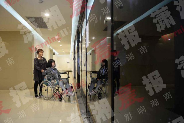 长沙一残疾女子担心苹果装饰跑路上门维权 双