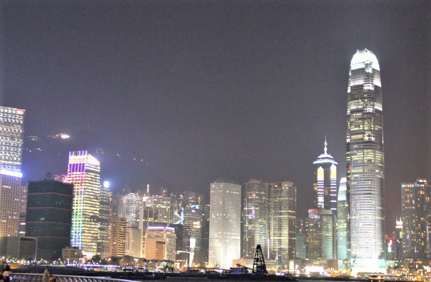 上海小伙拿护照去香港旅游,被海关留了一个小