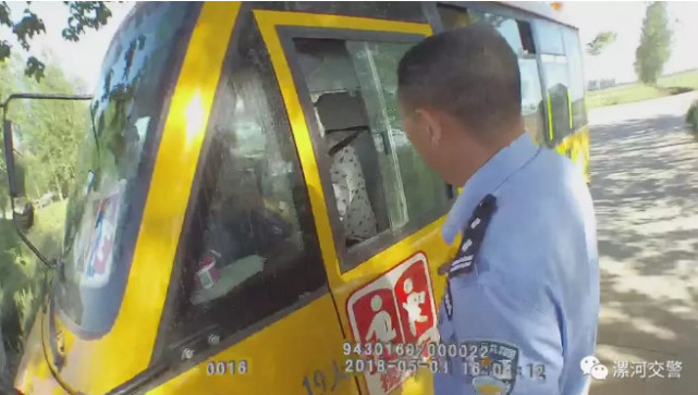 河南漯河女司机非法开校车被查 一次性被扣36分