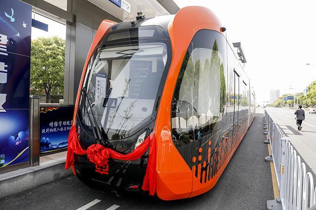全球首列无轨列车湖南运行 充电10分钟续航25