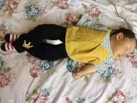 被子下的孩子是什么睡姿!宝妈晒出魔性床照,笑