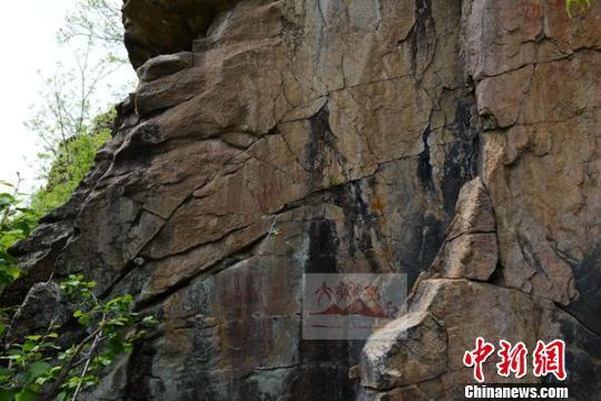 大兴安岭岩画遗址 岩画为红*原料绘就