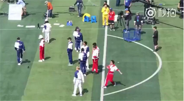 杨幂录制跑男和baby同框,杨幂踢足球射门动作