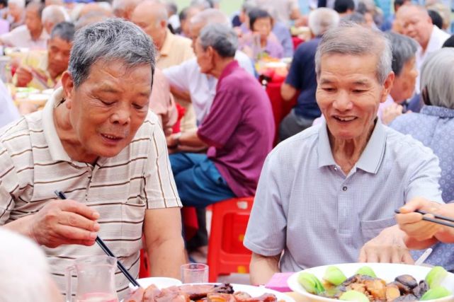 東莞“人口第一村”大排筵席 吃飽喝足還有福袋領