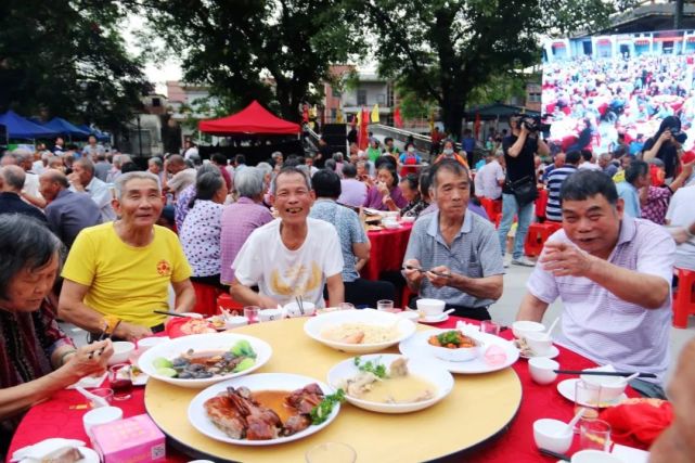 東莞“人口第一村”大排筵席 吃飽喝足還有福袋領