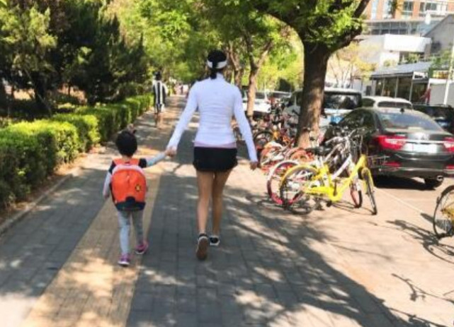 <b>瞿颖送男友女儿上幼儿园 牵手同行相处融洽</b>