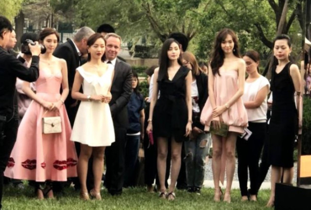 <b>唐嫣张天爱唐艺昕杨蓉难得同框，路人镜头下的场面有些</b>
