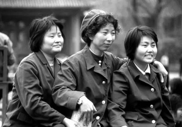 1960年代,当时,人们把中山装,青年装及军装称为"老三套",成了当时服装