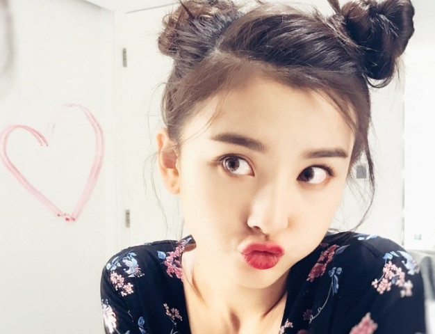 娱乐圈1998年出生的女明星,周洁琼漂亮,程潇活泼,最火的竟是这位小