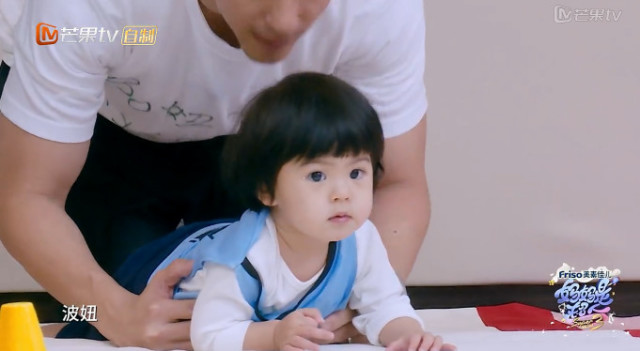 波妞参加宝宝爬行大赛,贾静雯表示父母亲比孩