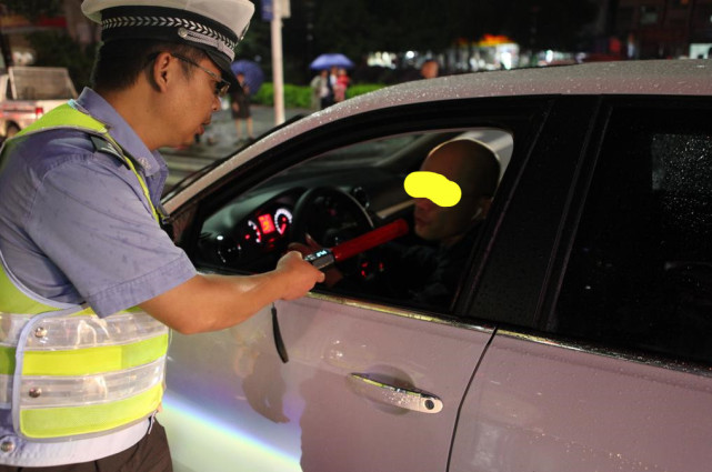 郴州交警雨夜查酒驾 酒司机感慨哪有下雨还查
