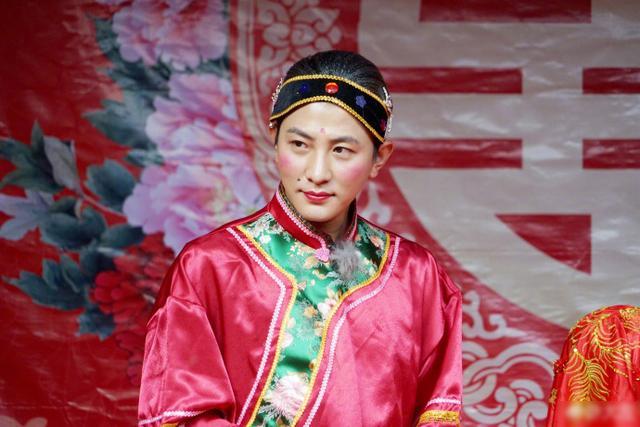 主持人大左爆照穿喜服扮媒婆很喜庆,被调侃:确实挺美的比杨婆美