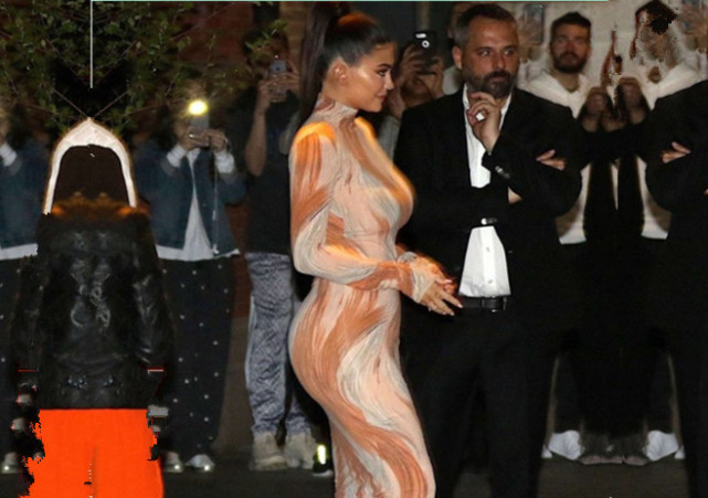 金小妹好身材!紧身礼裙衬出迷人曲线,前凸后翘