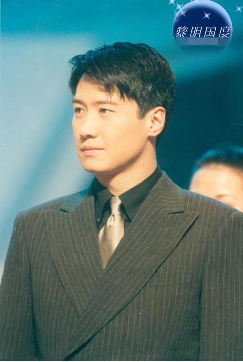 黎明年轻时放在今天绝对是小鲜肉,如今51岁的他风采