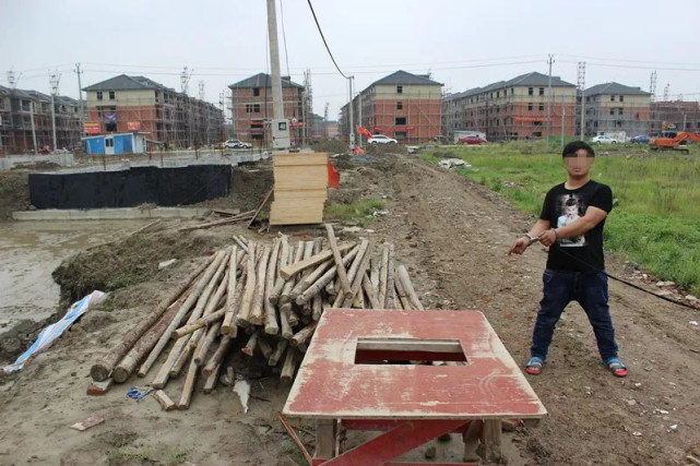 男子晚上 搬 板子净赚1500 隔天警察找上门