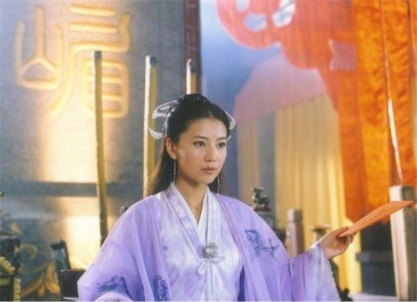 盘点几个版本的周芷若，黎姿超美，高圆圆清冷，她才是最经典！