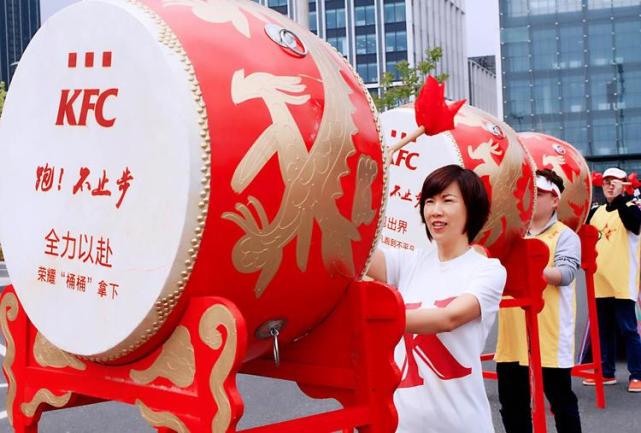 百胜餐饮(沈阳)有限公司总经理邵桂华为"牵手童跑"活动擂鼓助威