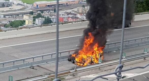特斯拉在瑞士撞上隔离带翻车起火 驾驶员当场身亡0