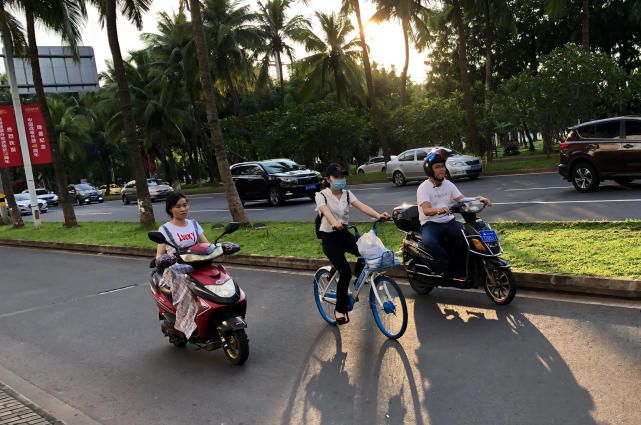 如今的海口街头,和很多省会城市一样,电动车成了最主流的个人交通工具