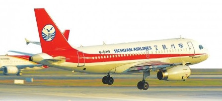 生死2400秒:川航航班万米高空风挡破裂 飞机急