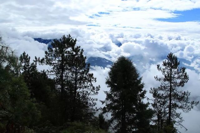 查布朵嘎-维西第一高峰当你翻山越岭到达这个秘境,墨绿的山,静谧的