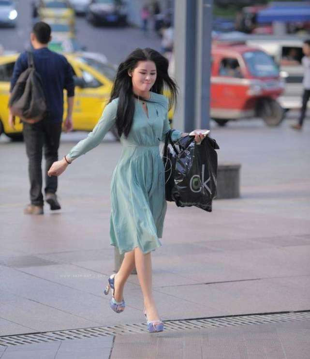 路人街拍, 美女一蹦一跳真可爱, 走路都带风