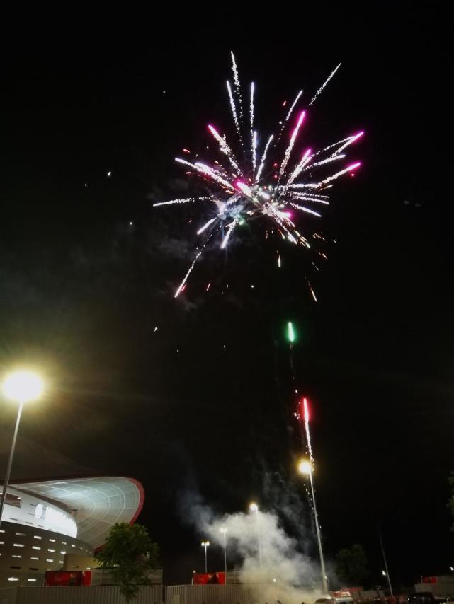 直击-金童之歌响彻万达球场 马竞球迷:希望欧超