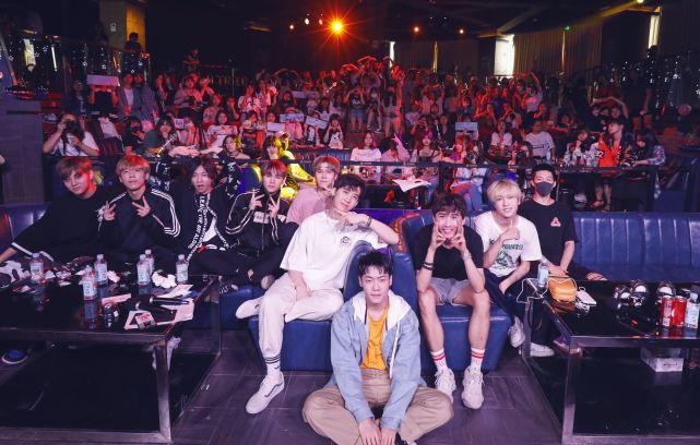 娄滋博喜迎18岁成人礼 与粉丝一起拔萝卜