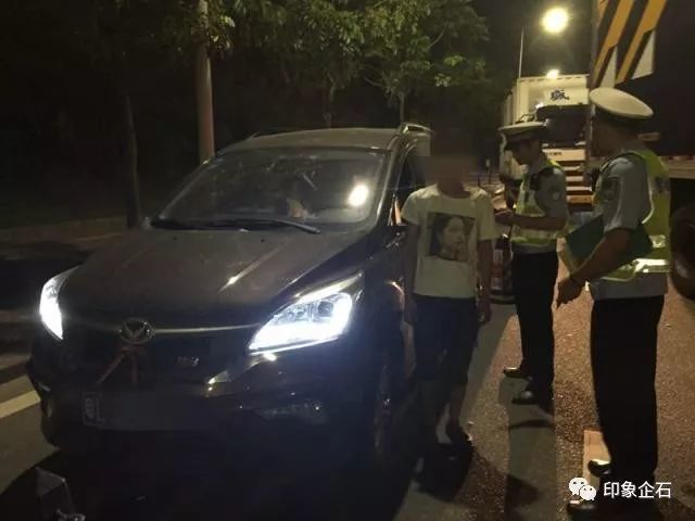 数量惊人!东莞小型面包车运输54瓶490公斤黑