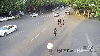 逃亡毒贩持刀挟持的哥 民警果断开枪擒获