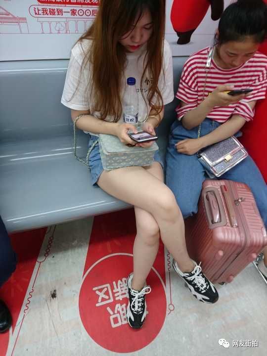 地铁上的大白腿美女,真美!