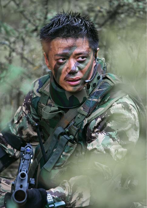 段奕宏长得虽不帅气,但看着却很顺眼.