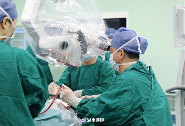 男童爱玩蝌蚪不洗手吃东西 寄生虫上脑左腿偏