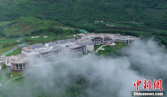 九寨沟境内藏在大山深处的高山湖泊 四周森林