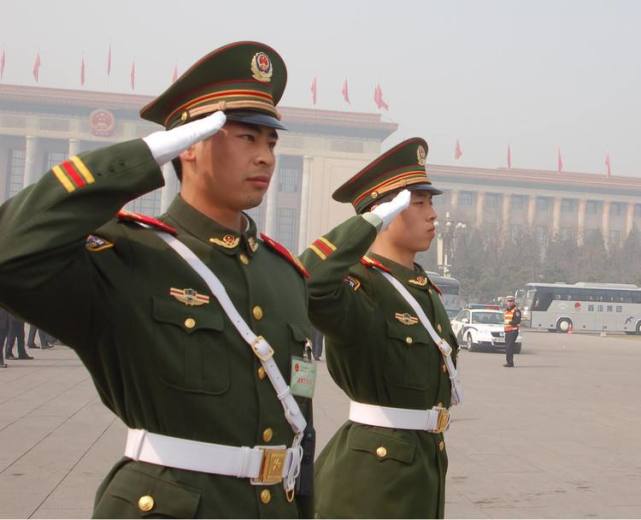 执勤士兵在站岗的时候,枪里装的都是实弹吗?