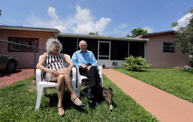 2015年，艾尔·卡普和妻子桑德拉在位于佛罗里达州的的自家门前合影。