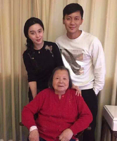 李晨被曝成功求婚范冰冰 两人发微博疑隔空示