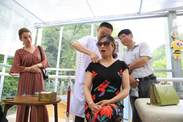 海归硕士在浙西深山开蜂疗诊所