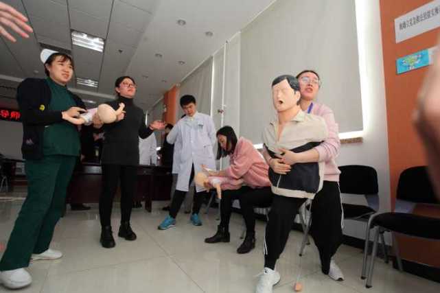 7旬大伯吃了两颗枇杷 命悬一线至今还依靠呼吸