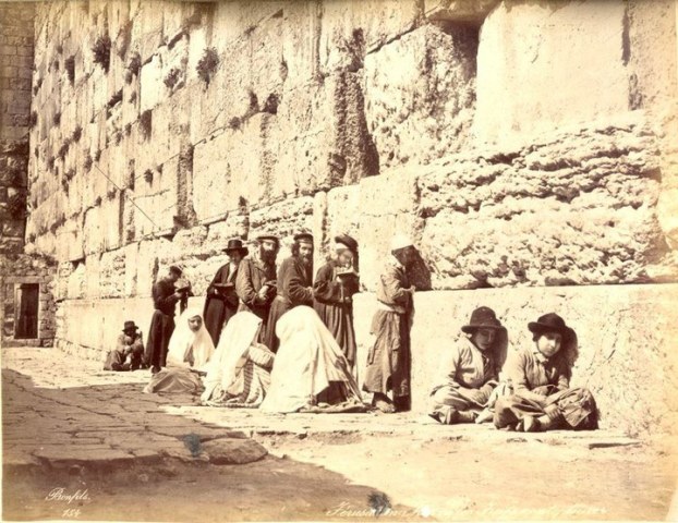 1875年,耶路撒冷旧城西墙下的犹太人