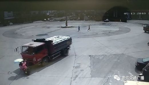 娄底一摩托车违规用伞扰视线 连车带人撞入货