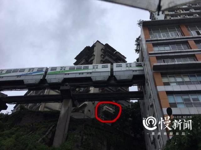 李子坝站附近民宅挂出“拍摄轻轨”小广告